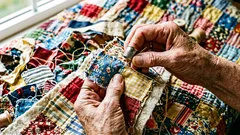 Patchwork ist wieder im Kommen: Was geschickte Handwerker aus Stoffresten für den Haushalt zaubern