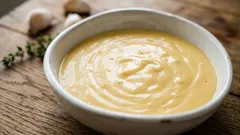 Diese in 10 Minuten zubereitete Käsesoße hat Mayonnaise und Ketchup ersetzt – ich mache sie sogar für Brot