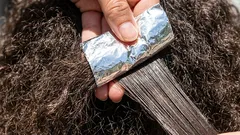 Folie wirkt Wunder: Ein Trick, der widerspenstiges Haar in wenigen Minuten in luxuriöse Locken verwandelt