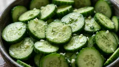 Knackige, leicht gesalzene Gurken im Beutel