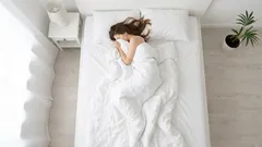 Ob im Pyjama oder nicht: Nackt schlafen kann zu einer schnelleren Gewichtsabnahme beitragen