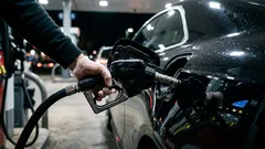 Warum manche Autofahrer an Tankstellen den Motor nicht abstellen – ist das richtig