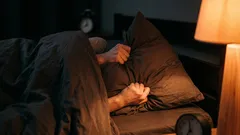 Ein einfacher Trick, um schneller einzuschlafen, verbreitet sich wie ein Lauffeuer – so funktioniert er