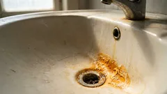 Gelbe Flecken? Gib eine Prise selbstgemachtes Pulver dazu, und du wirst dein Spülbecken kaum wiedererkennen