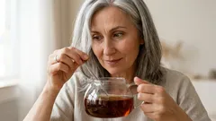 Haarfärbemittel direkt aus der Teekanne: Eine einfache Methode, graue Haare mit Hausmitteln zu überdecken